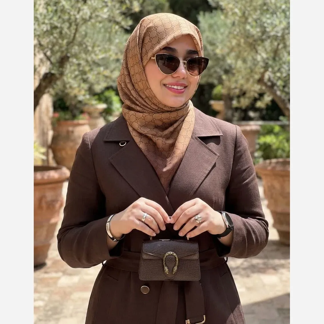 روسری نخ کاستوم طرح گوچی حاشیه قهوه ای زمینه نسکافه ای سایز بزرگ
