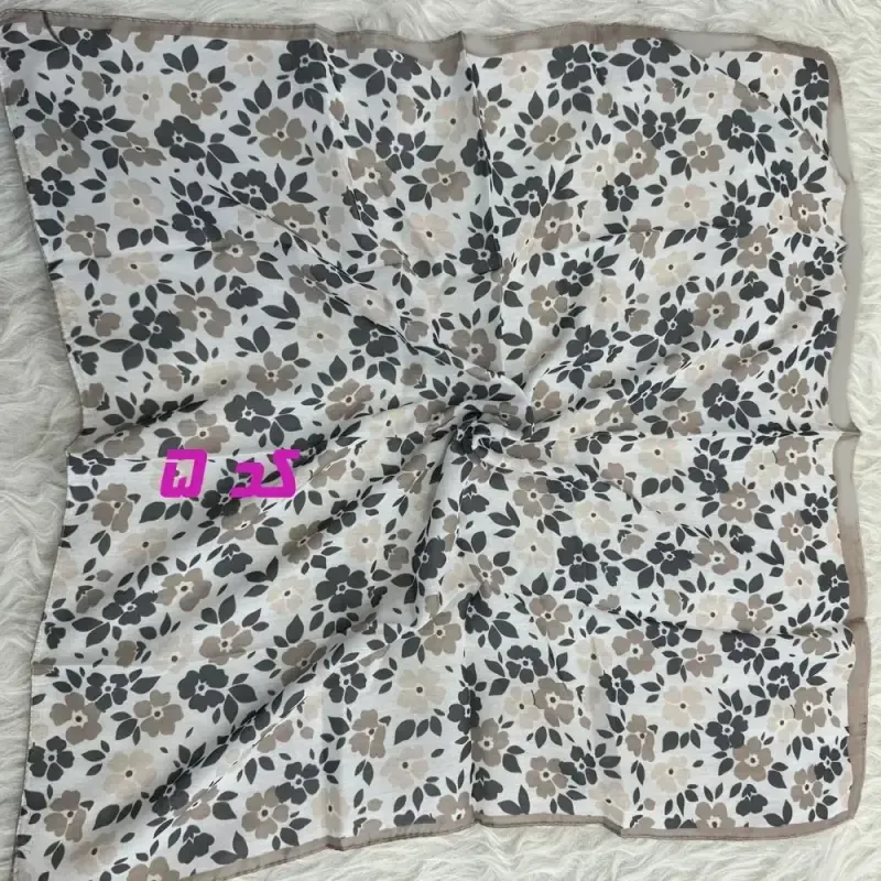 مینی اسکارف نخی نسکافه ای طرح دار قواره 65 در 65 سانتی متر