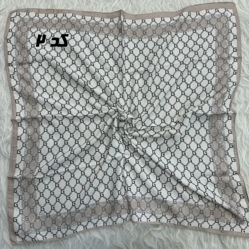 مینی اسکارف نخی نسکافه ای طرح دار قواره 65 در 65 سانتی متر