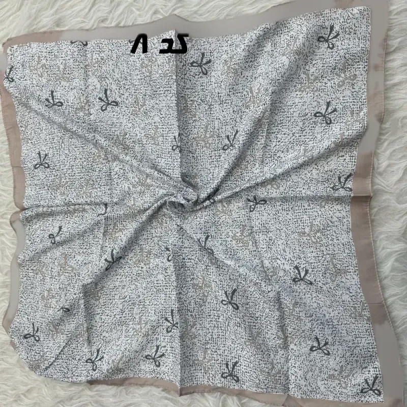 مینی اسکارف کرمی نخ قواره 65x65 سانتیمتر مناسب استفاده روزمره بدون آبرفت و رنگ رفت