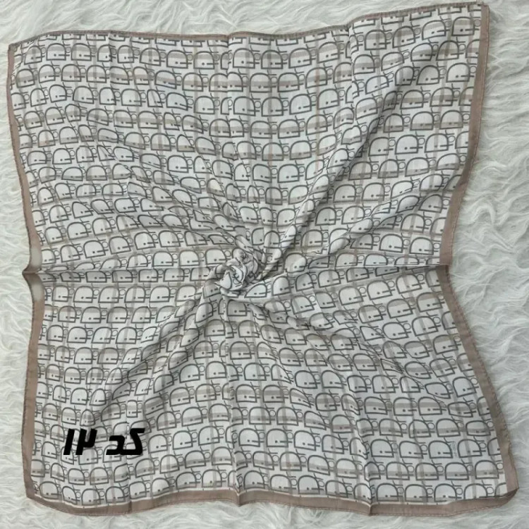 مینی اسکارف نخی نسکافه ای طرح دار قواره 65 در 65 سانتی متر
