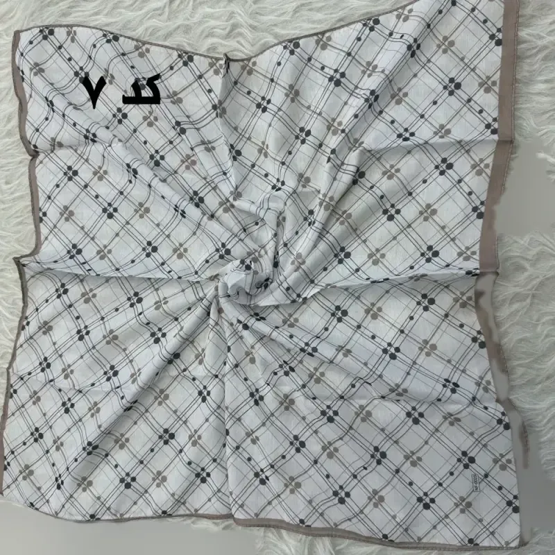 مینی اسکارف نخی نسکافه ای طرح دار قواره 65 در 65 سانتی متر