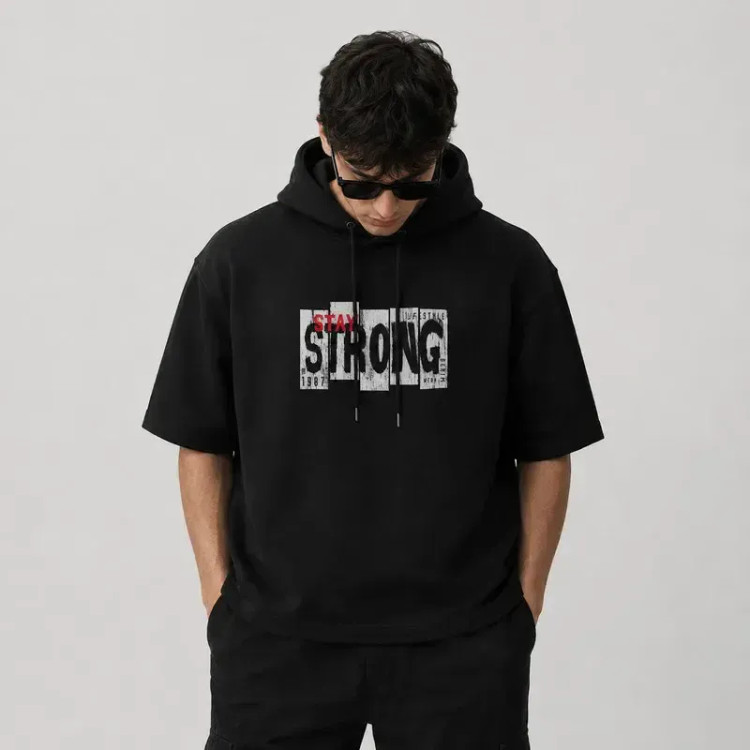 تی شرت مردانه کلاهدار نخی گرم بالا طرح حروف مدل STRONG مشکی